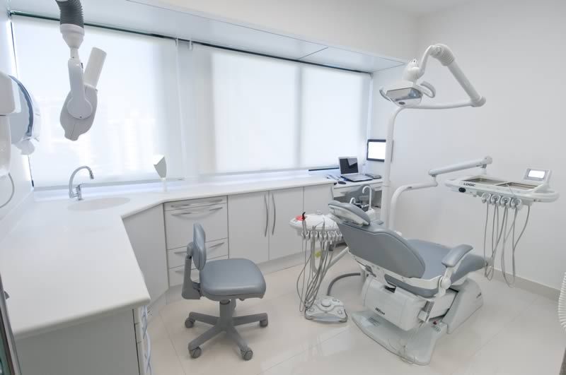 <strong></strong> <br /> 3 salas de atendimento com os equipamentos de ponta da odontologia mundial, LCD de 22 Polegadas ligada ao sistema de som ambiente da sala com acesso aos canais da NET, shows em DVD e demonstração dos nossos casos clínicos.