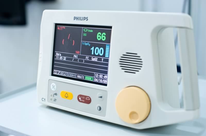 <strong>Monitor cardíaco (Philips Medical – USA)</strong> <br /> Usado em centro cirúrgico – mostra com precisão a pressão arterial, o nível de oxigênio no sangue e o eletrocardiograma durante toda a cirurgia de implante e enxerto.